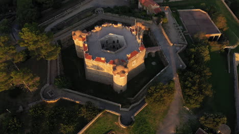 Zitadelle-Von-Saint-Tropez-Museum-Für-Maritime-Geschichte-Luftaufnahme-Sonnenaufgang